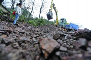 “夫妻愚公”筑路记：自学挖机技术为村民打通山路