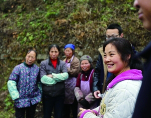 “夫妻愚公”筑路记：自学挖机技术为村民打通山路