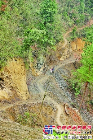 “夫妻愚公”筑路记：自学挖机技术为村民打通山路