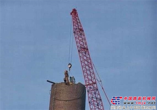 太疯狂！挖掘机百米高空拆烟囱作业