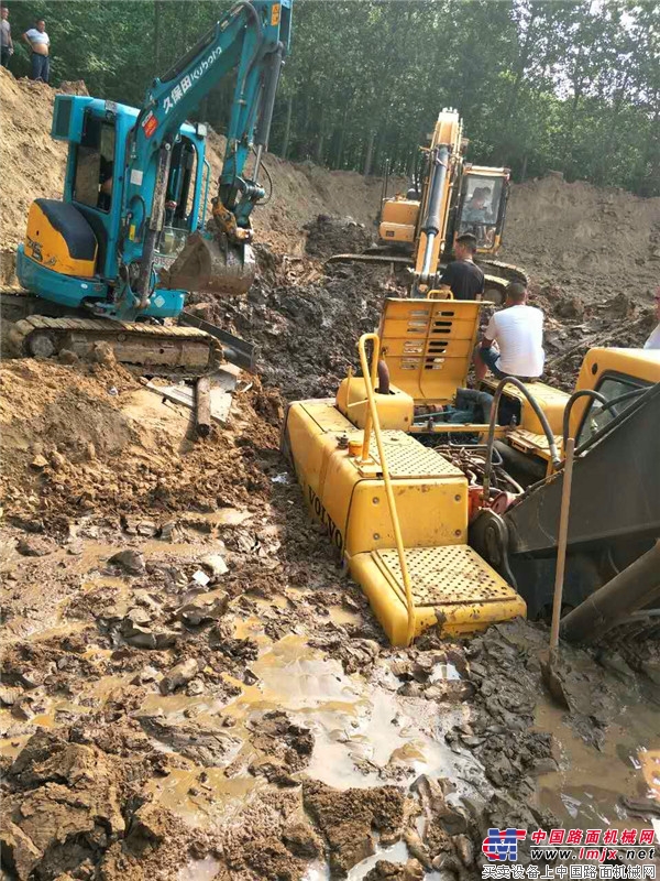 30余人参与，20小时接力 河南巩义路面机友会助被困机友脱离险境