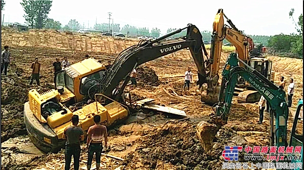 30余人参与，20小时接力 河南巩义路面机友会助被困机友脱离险境