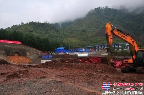 现代挖掘机中老铁路建设中“挥臂举铲”