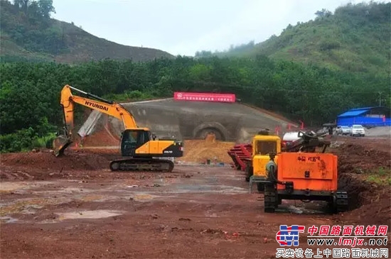 现代挖掘机中老铁路建设中“挥臂举铲”