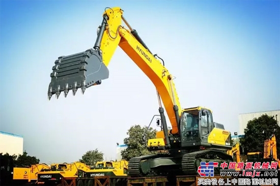 现代挖掘机中老铁路建设中“挥臂举铲”