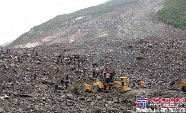 茂县山体垮塌100多人被埋 工程机械紧急救援