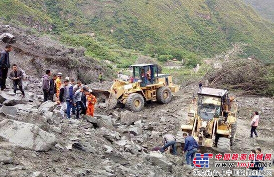 茂县山体垮塌100多人被埋 工程机械紧急救援