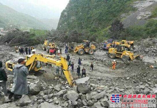 茂县山体垮塌100多人被埋 工程机械紧急救援