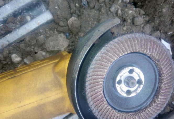 挖掘机改装技巧：高手是如何自制拖链轮的？