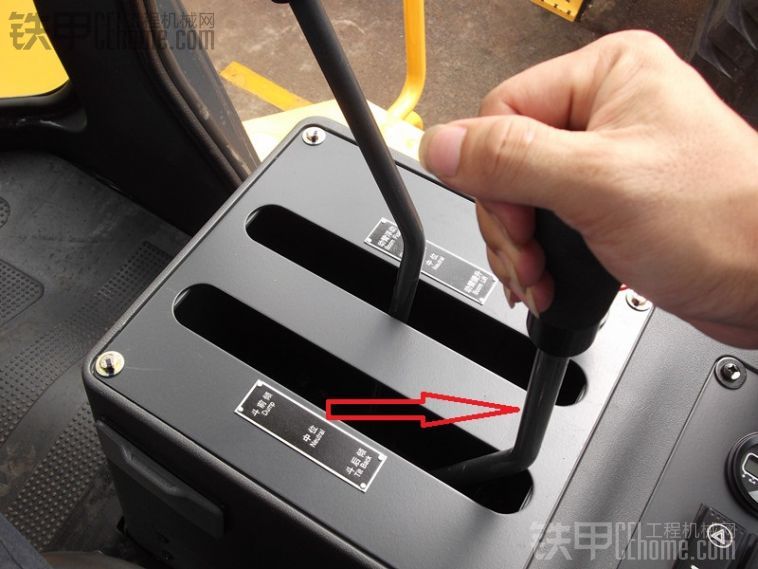 操作手柄铲斗收到头的时候,操作手柄不要动,保持在收斗屏压状态.