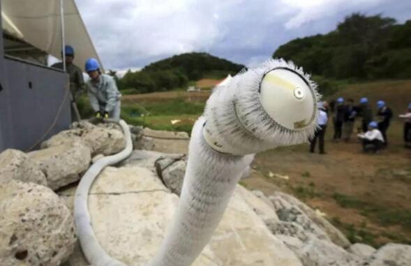 日本研发出蛇形机器人 可探查复杂管道内部