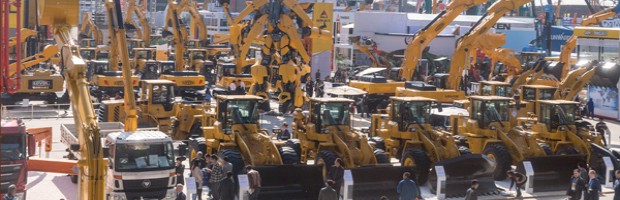 在bauma China（上海宝马展） 2014的平地机、 卡车、 挖掘机、 起重机、 混凝土配料机